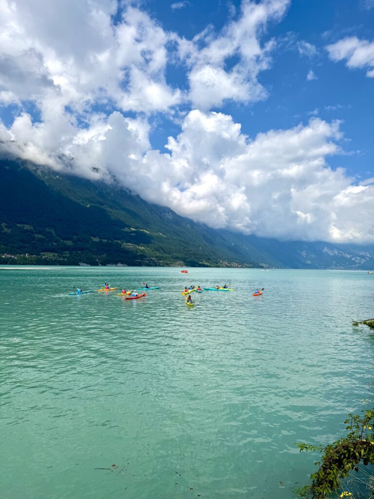 Kayaks on turquoise Lake Brienz seen on Interlaken E-bike Tour